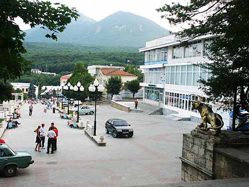 Вид на гору Бештау с центрального входа в курортный парк г.Железноводска