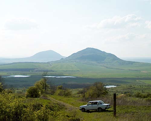 Общий вид на гору Бык на фоне горы Верблюд