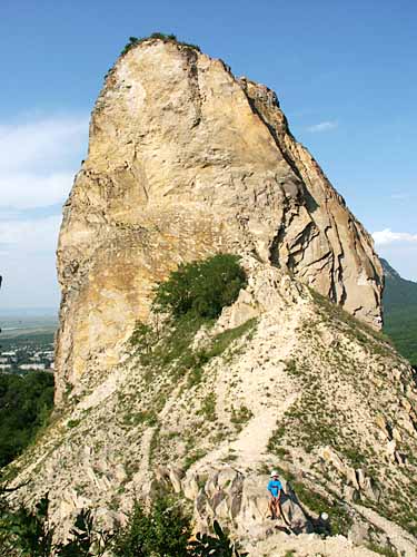 Гора Медовая. Вид на взорванную часть скалы