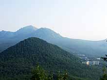 Вид на гору Железная на фоне горы Бештау